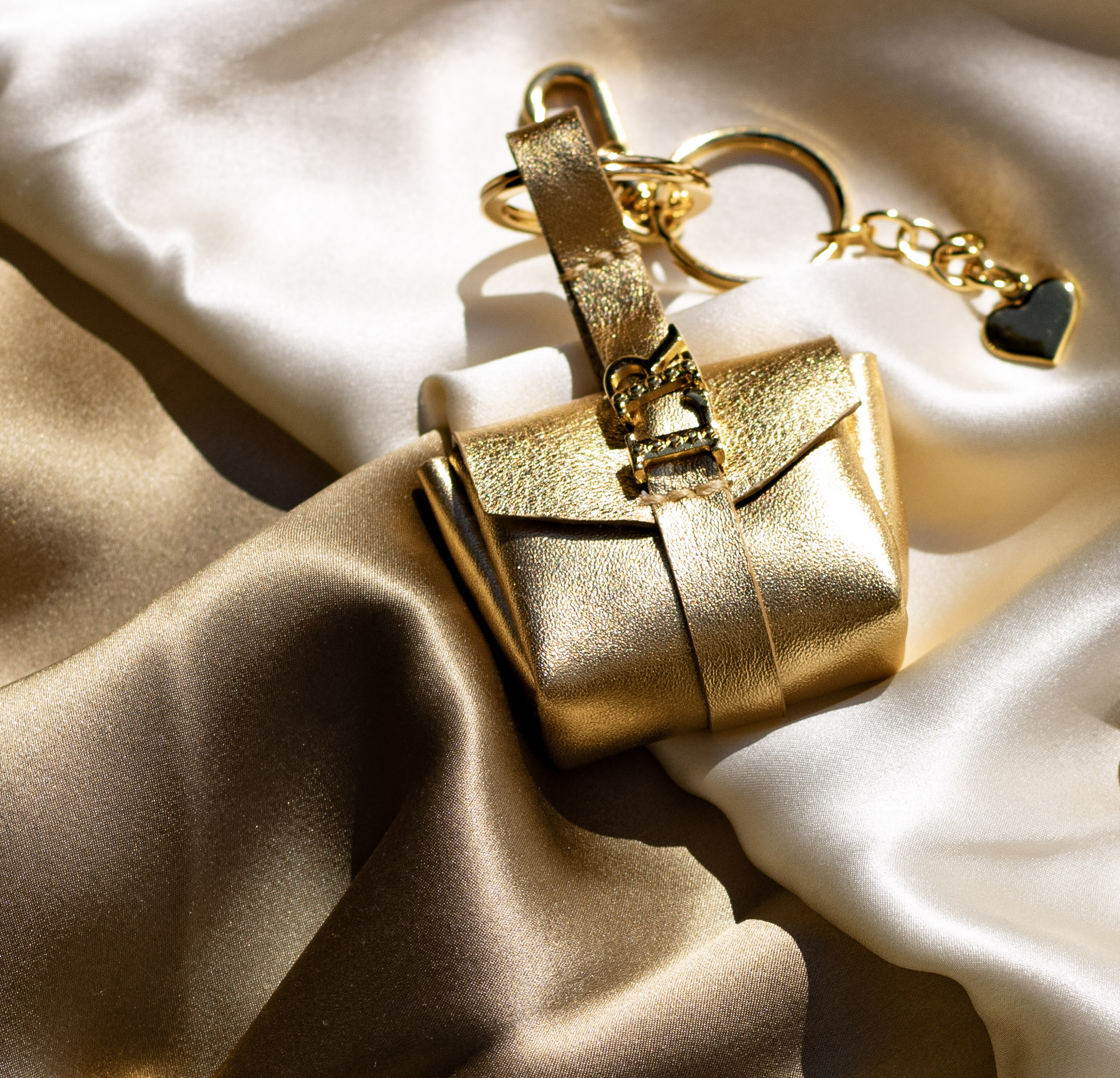 Chaveiro Mini Bolsa Ouro Vista 1