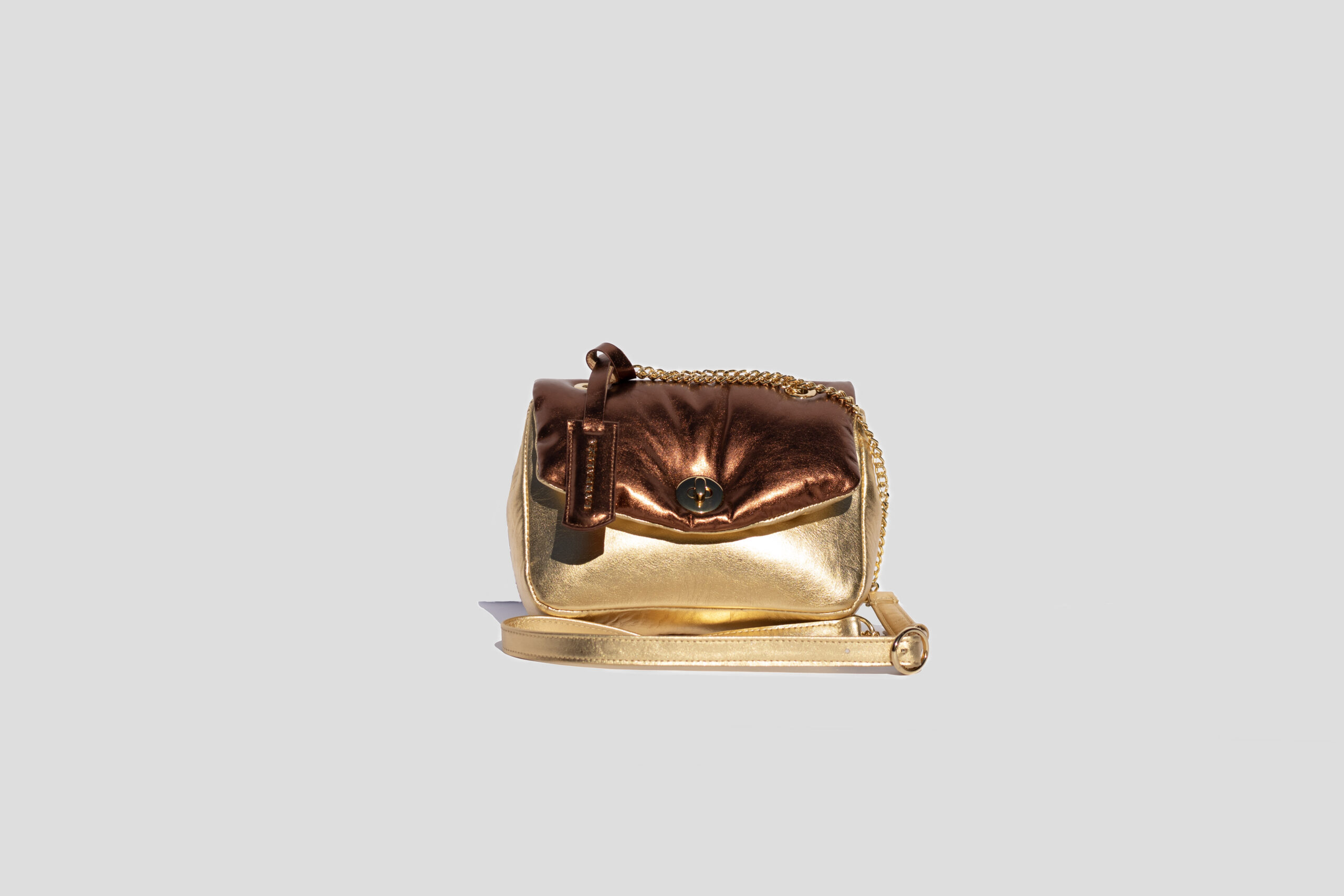 Bolsa Cherie Plié Ouro e Bronze